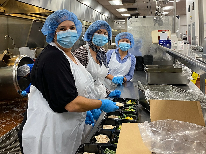 volunteers-in-the-kitchen