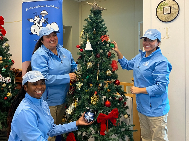 helpful-honda-holiday-elves-tree helpful-honda-holiday-elves-decorating-tree