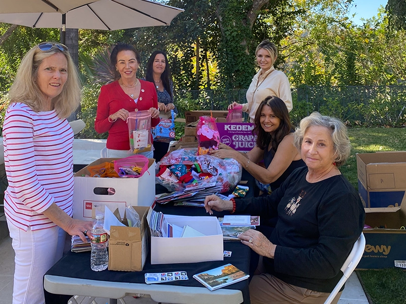 holiday-gift-bag-packing-with-cuisine-members