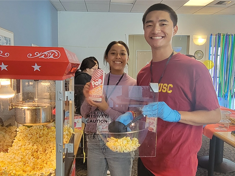 usc-students-at-popcorn-machine
