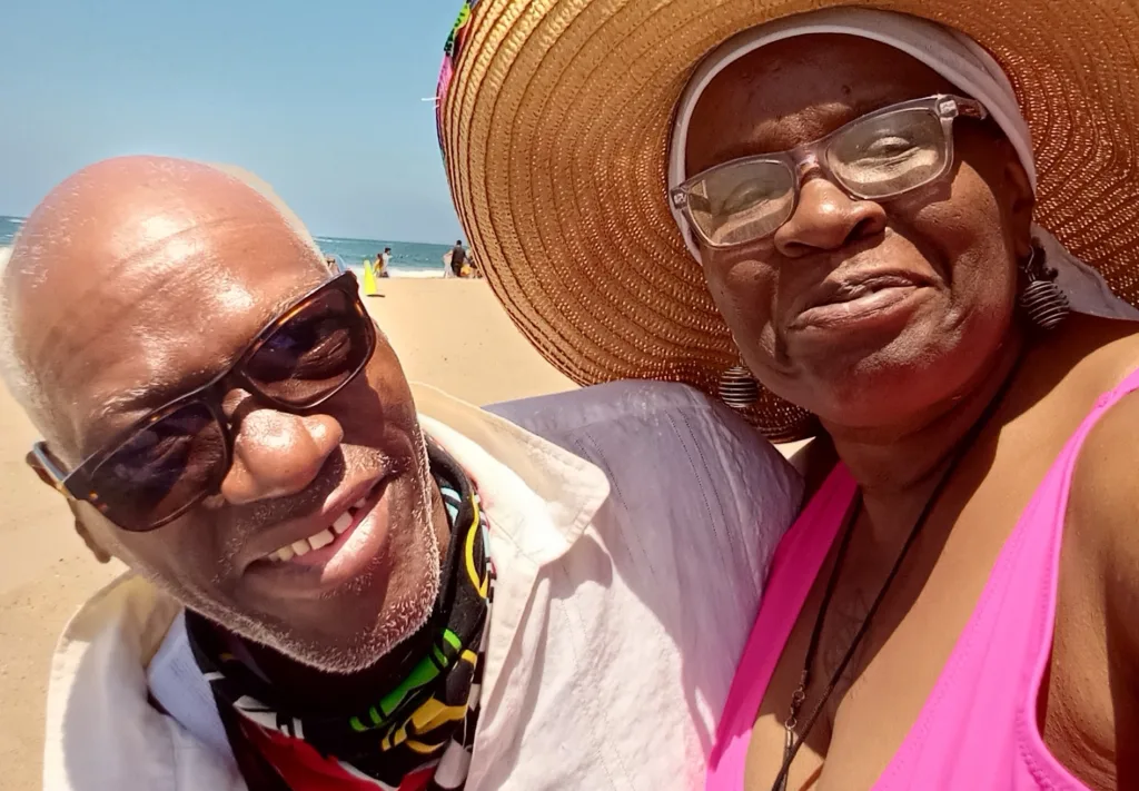 mr-and-mrs-woodley-beach-smile mr-and-mrs-woodley-beach-smiling