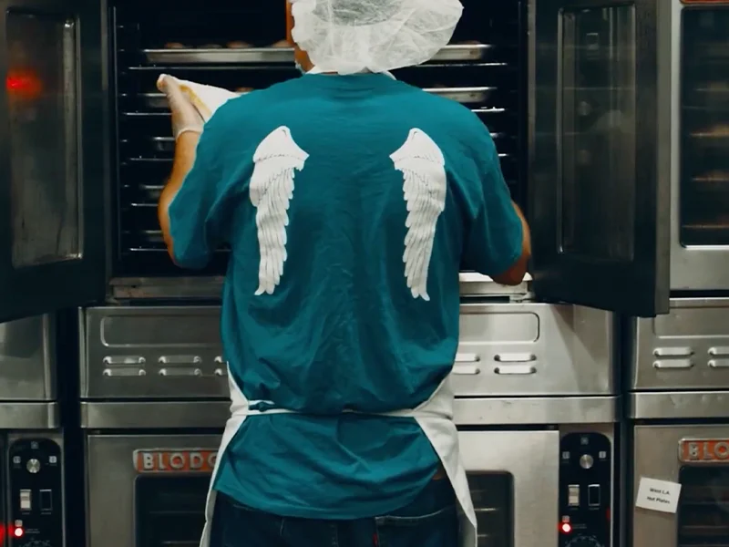 svmow-kitchen-staff-oven SVMOW kitchen staff at oven