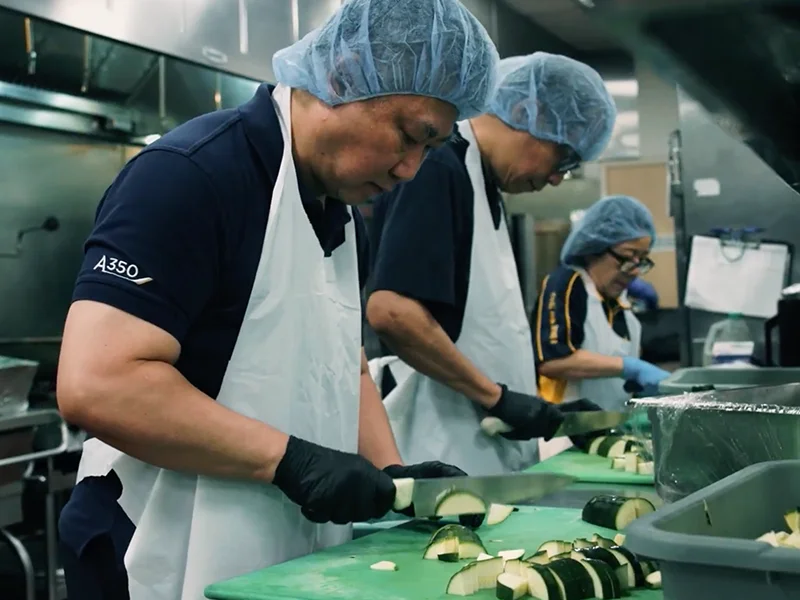 svmow-volunteers-chop-zucchini