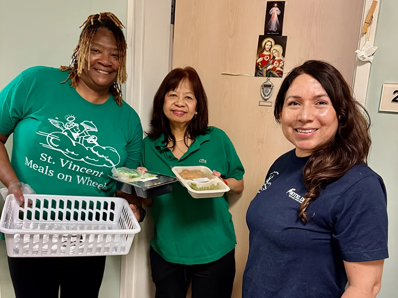 SVMOW staff delivering a meal to a client